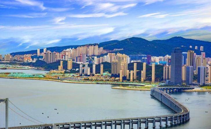 大连，亲爱的听众朋友们